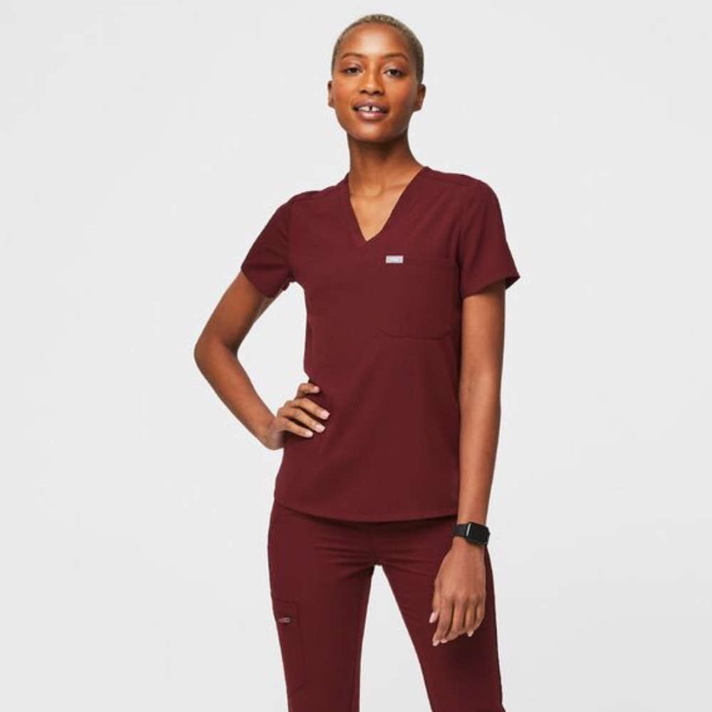 Catarina™ One-Pocket Figs Scrub Top Technical Collection Maroon size XL